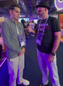 Diretores da Agência HIRO discutindo estratégias de branding e performance no CMO Summit.