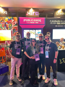 Equipe da Agência Hiro recebendo líderes de marketing no estande durante o CMO Summit 2026 no Expo Center Norte.